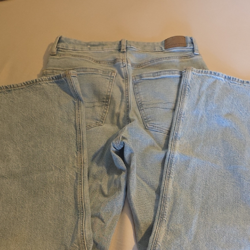 American Eagle Light Wash Wide Straight Leg Strigid Jeans Size 2 28" Inseam - Picture 4 of 10